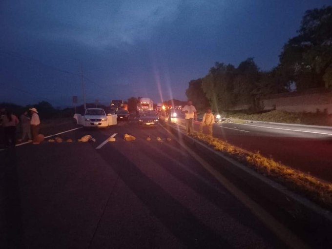 Bloquean carretera Palmillas por desaparición de una menor de 16 años