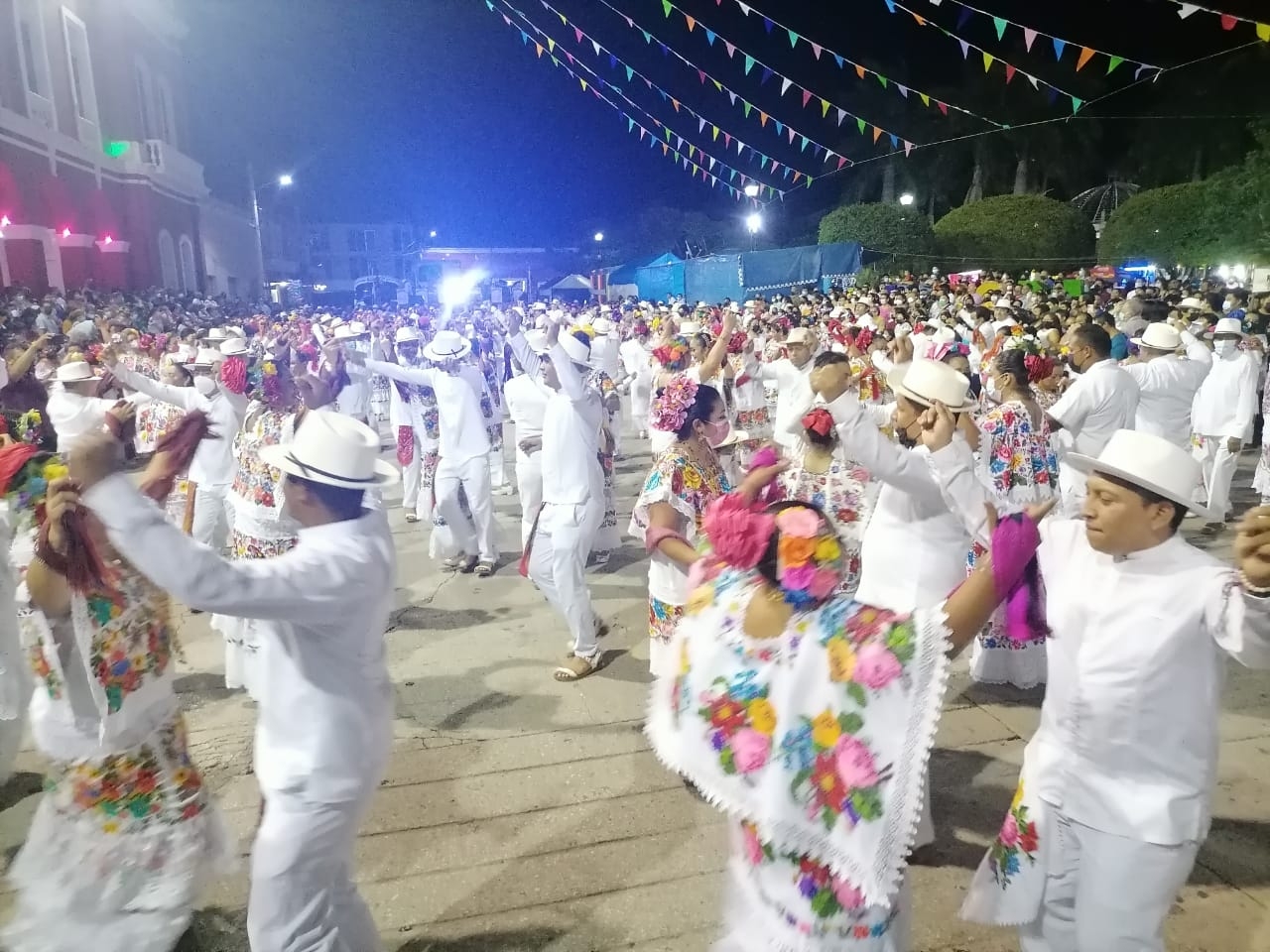 La explanada de Motul se llenó de jaraneros, Foto: Alejandro Colli