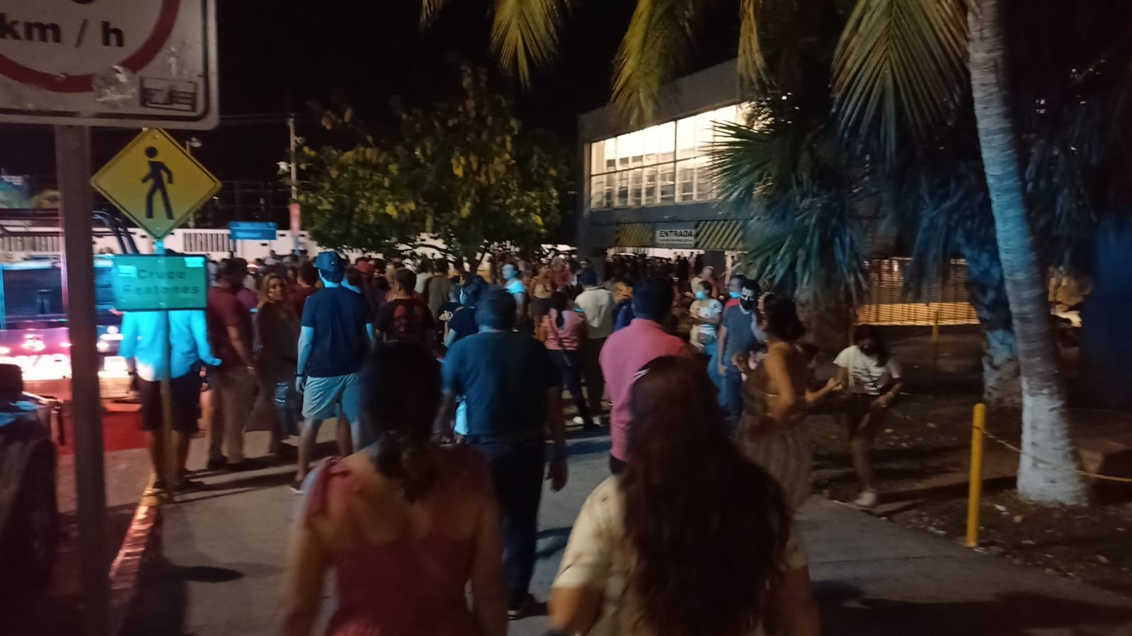 Fans se encontraban molestos por la decisión del supermercado de cerrar las puertas de su estacionamiento