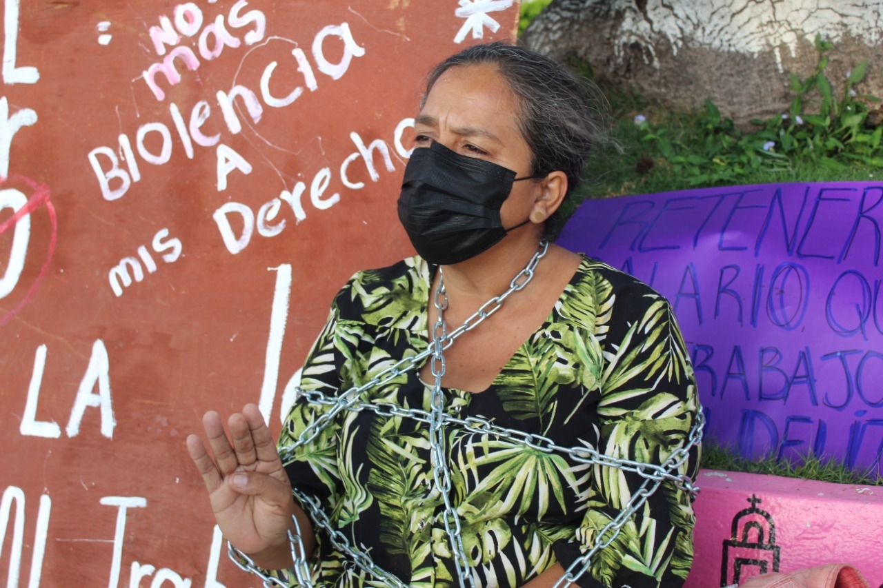 Exfuncionaria municipal de Ciudad del Carmen se encadena en protesta para recuperar su empleo