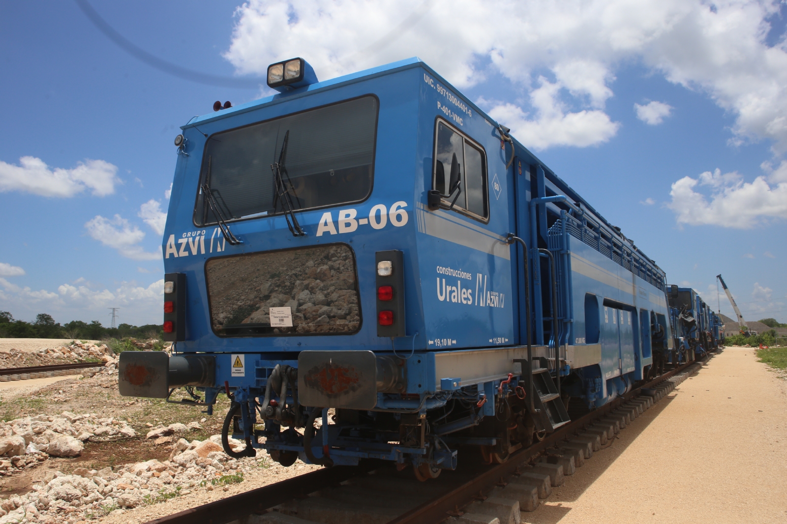 Tren Maya: Máquinas europeas 'planchan' recorrido del Tramo 3, Calkiní-Izamal