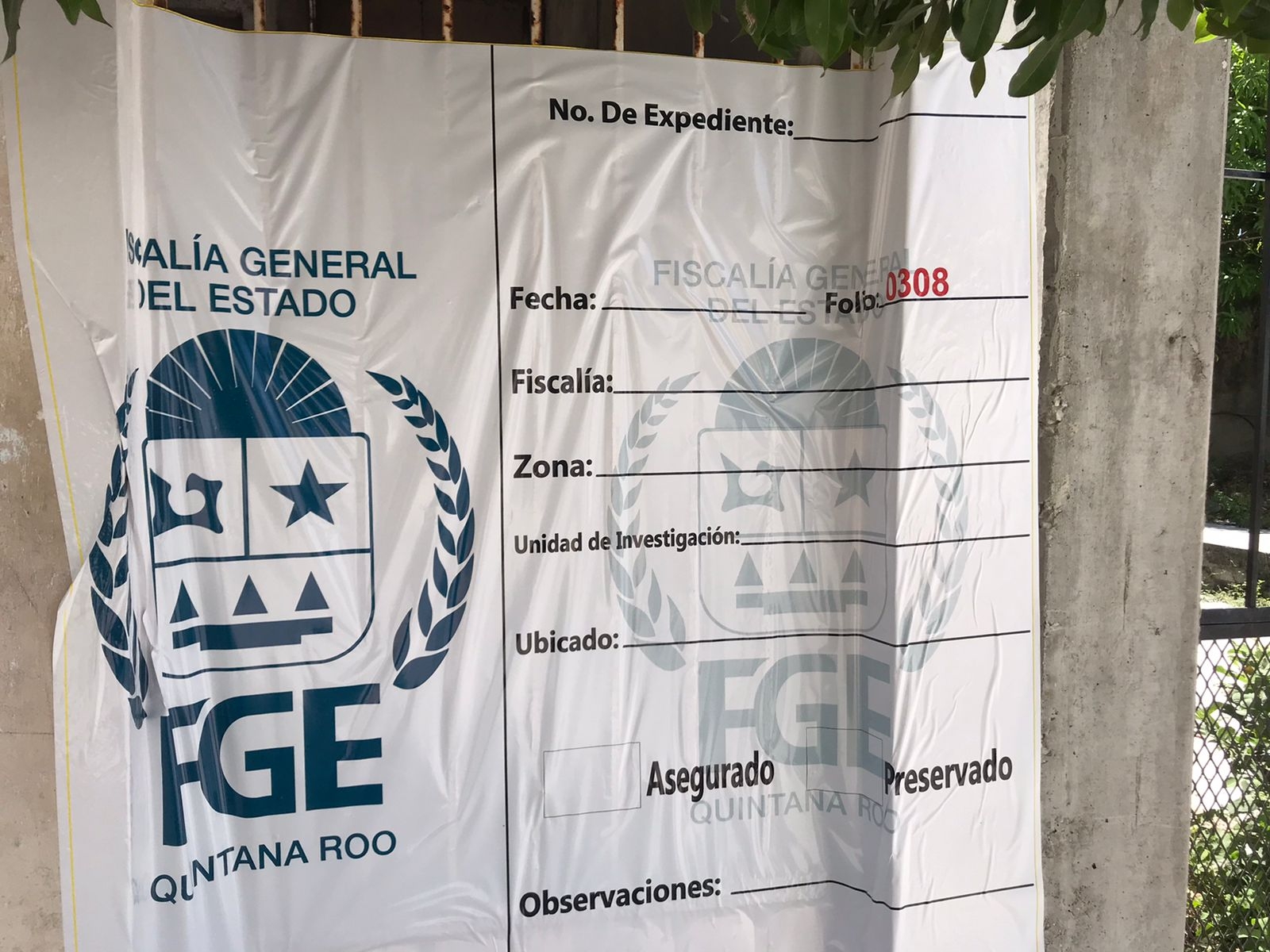 Un sello de aseguramiento fue colocado en el acceso de la vivienda tras el cateo realizado en la Región 72 de Cancún