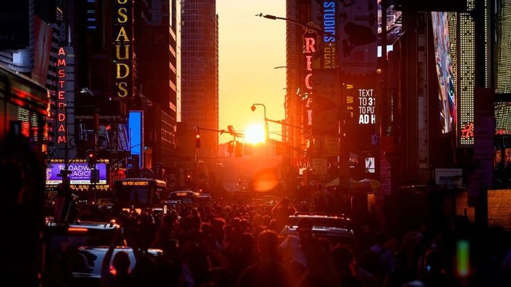 El Manhattanhenge ocurre unas tres semanas antes del solsticio y luego unas tres semanas después