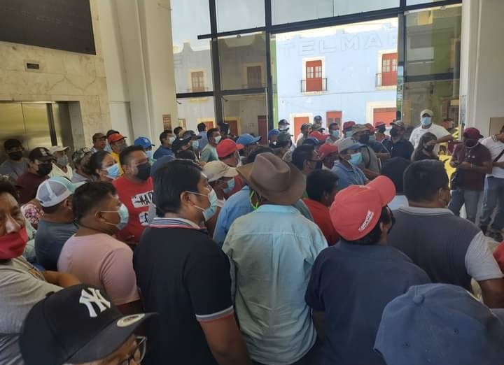 Alrededor de 200 campesinos se reunieron en Palacio de Gobierno para exigir sus fertilizantes. Foto: Javier Pool