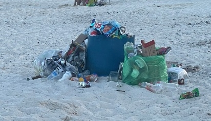 Exhiben reguero de basura en playa San Miguelito de Cancún