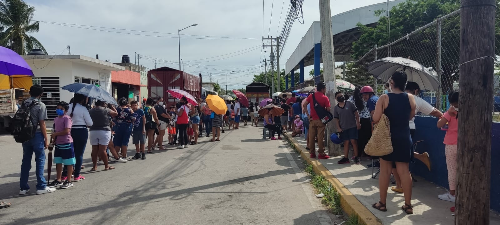 La fila en el acceso de la Unidad Deportiva de la colonia Colosio en Playa del Carmen, sede de la vacunación contra el COVID-19 de menores de cinco a 11 años, lució con más de mil personas