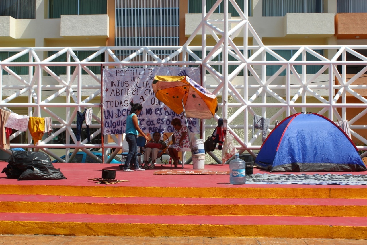 La titular del Instituto de la Mujer del Estado de Campeche acudió al lugar para dialogar con la manifestante