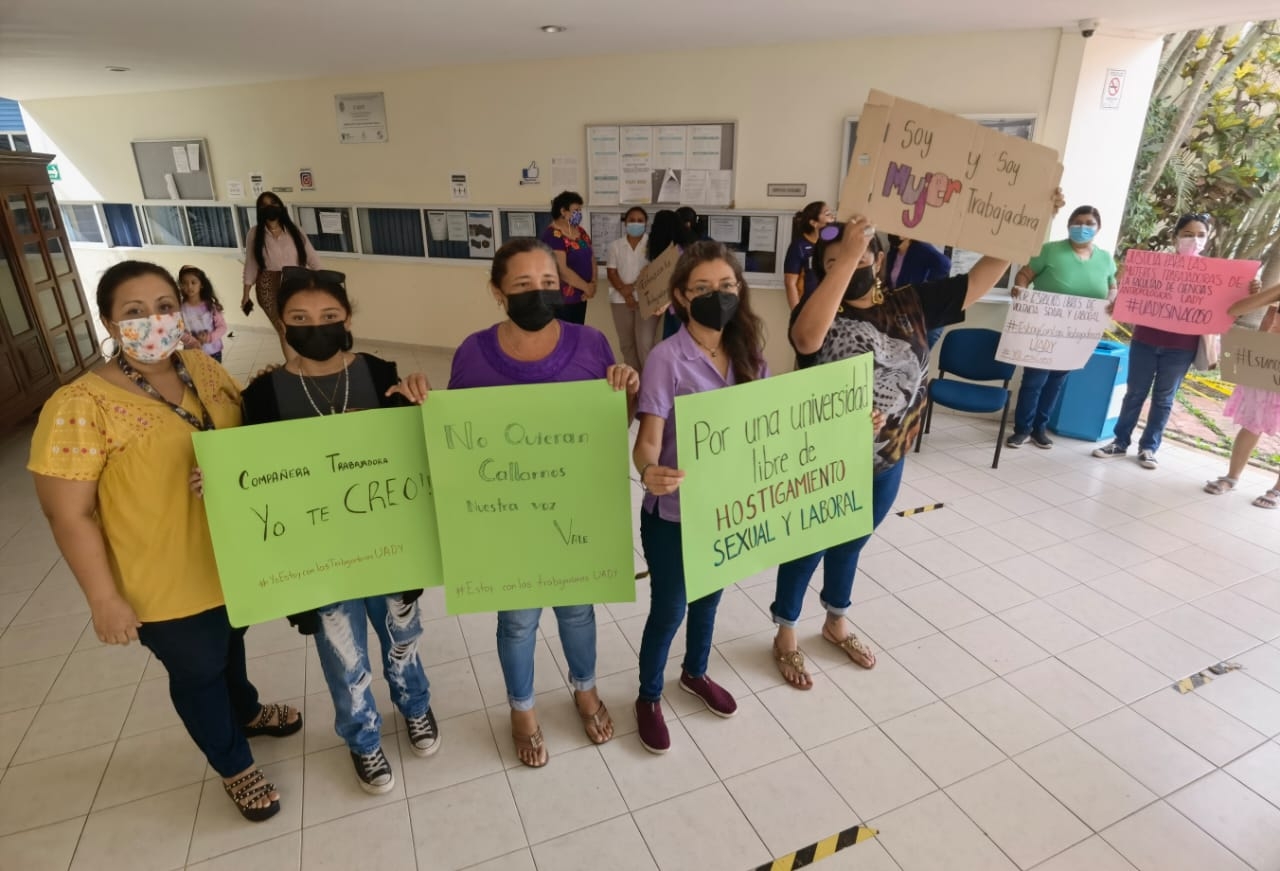 Integrantes de 'Uady sin acoso' protestan en la Facultad de Antropología en apoyo en víctimas: EN VIVO