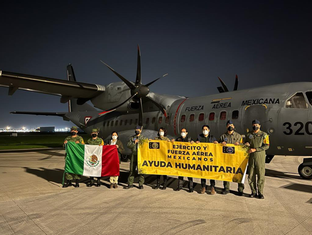 Los funcionarios viajan en un avión de la Fuerza Aérea Mexicana para traer de vuelta ocho cuerpos de los mexicanos que murieron