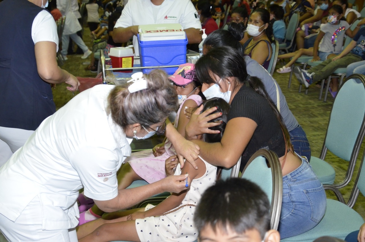 Los menores fueron vacunados con el farmacéutico Pfizer. Foto: Gerardo Can Dzib