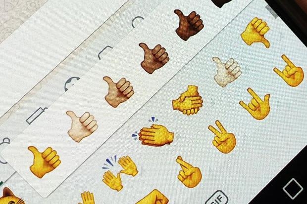 Este es el verdadero significado del emoji de mano con cuernos de WhatsApp