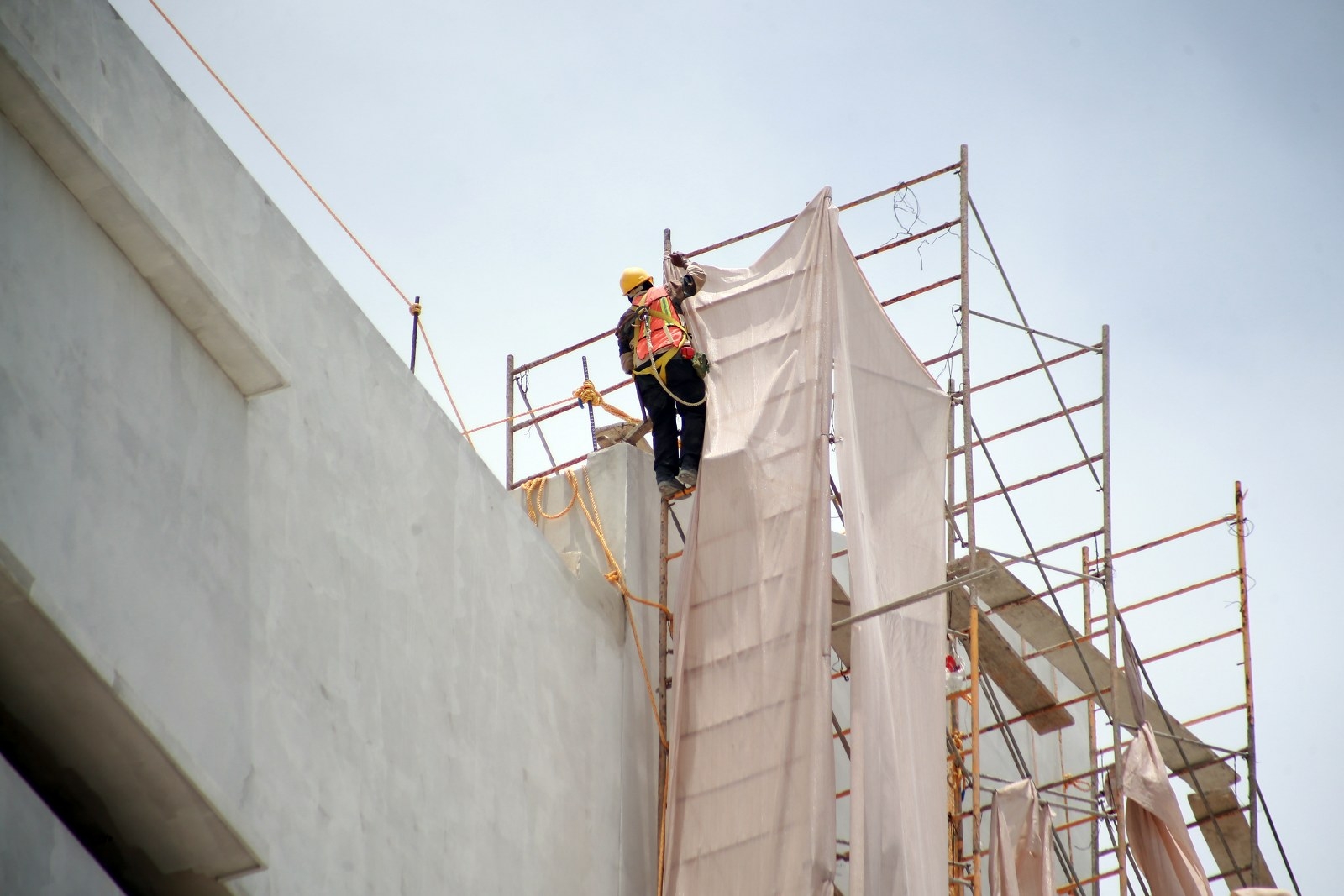 Constructoras de Cancún incumplen medidas de seguridad y derechos laborales, denuncian albañiles