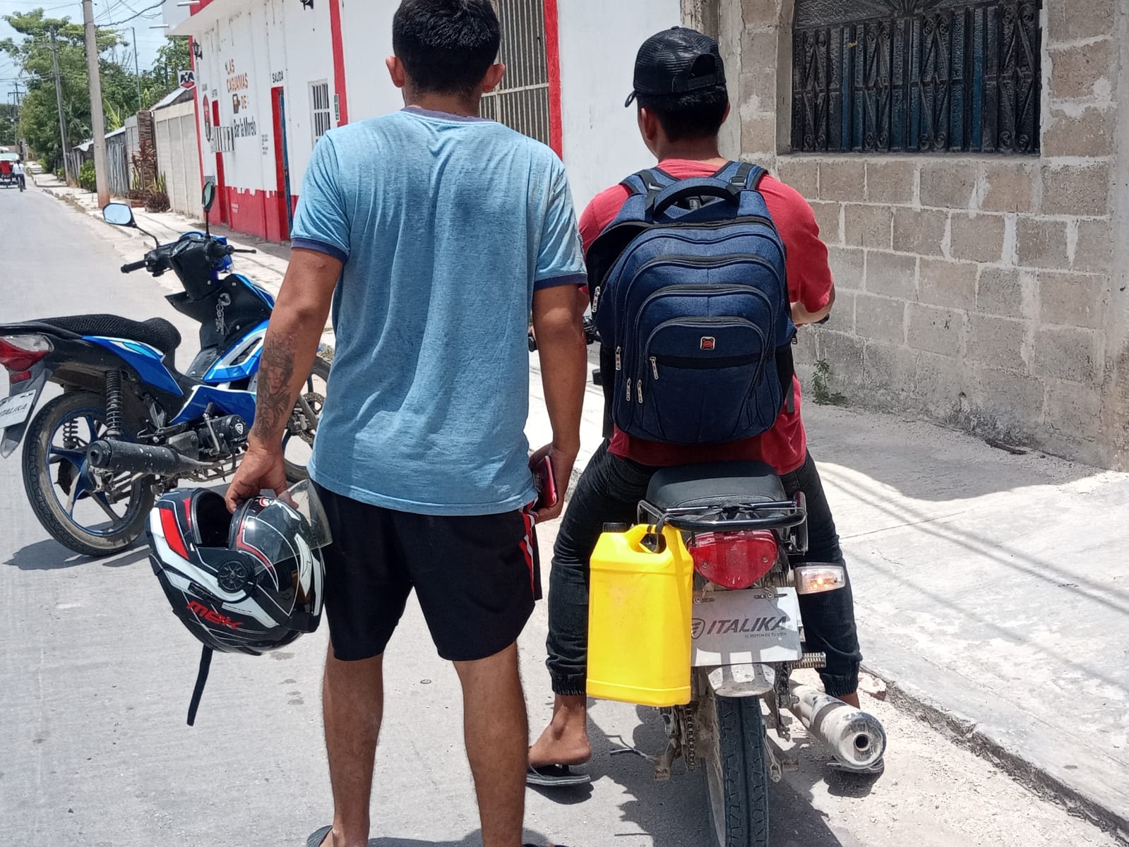 Motociclista derrapa tras enredarse con cables de Telmex en Escárcega