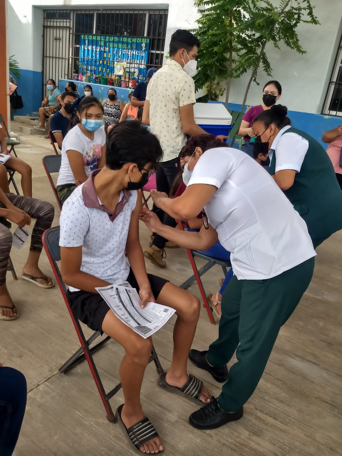 Aplican vacuna anticovid para adolescentes de 12 a 14 años en Chocholá