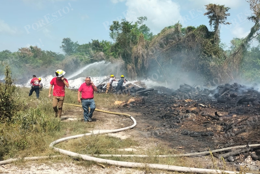 El incendio rápidamente se extendió en el terreno baldío de la comunidad de El Cedral, en Cozumel