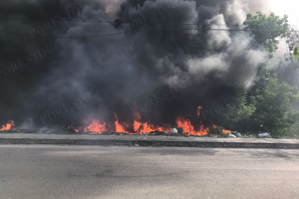 Fuego consume basurero clandestino en el fraccionamiento los Héroes de Cancún: VIDEO