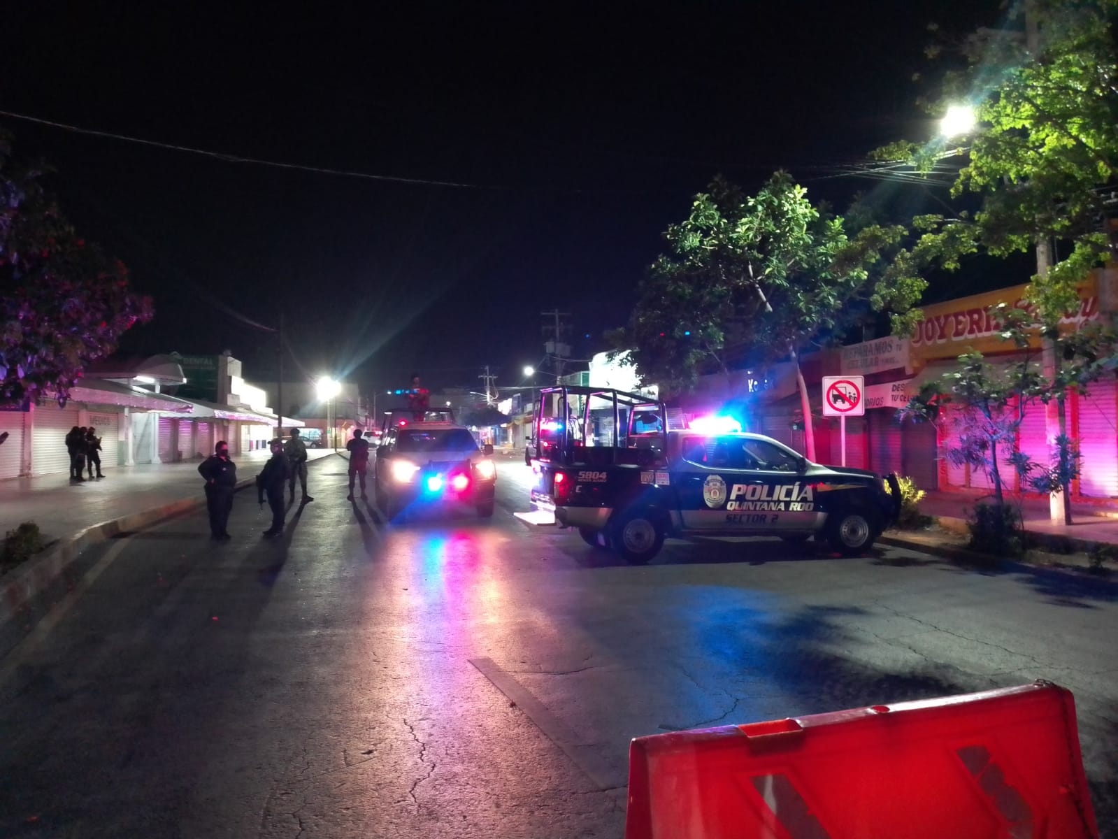 Hasta el momento, reportan a un elemento de la policía herido. Foto: David Pérez