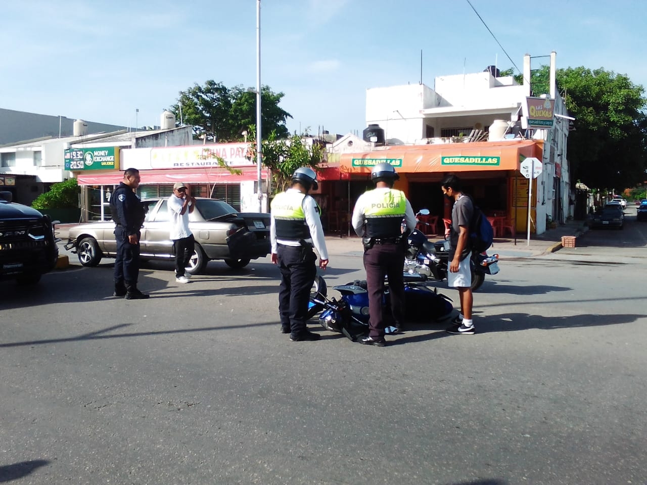 La motocicleta terminó en el asfalto, en lo que los conductores del automóvil y de la unidad de dos ruedas llegaban a un arreglo