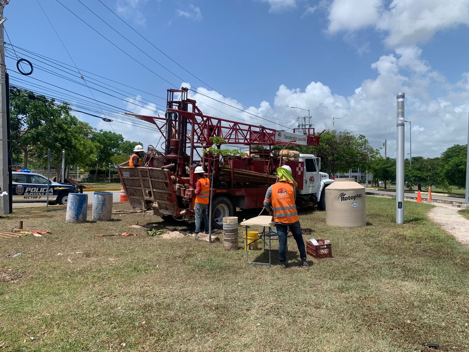 Los trabajadores de ICA comenzaron con el arribo de material para la construcción del Puente Vehicular Nichupté