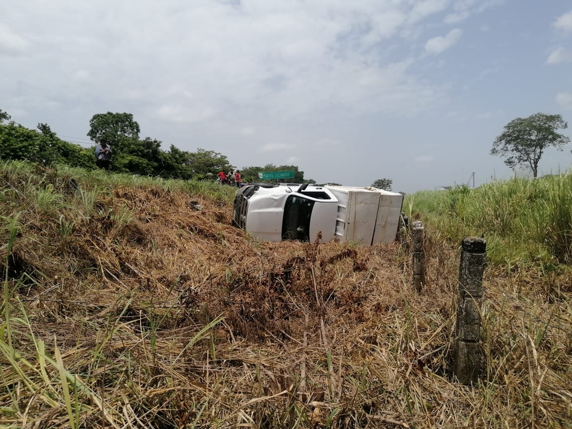 La camioneta salió de la carretera y dio varias vueltas. Foto: Joaquín Guevara