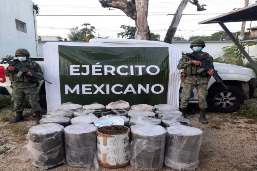 La camioneta de la SESA que iba cargada con marihuana fue asegurada en un poblado del municipio de Othón P. Blanco