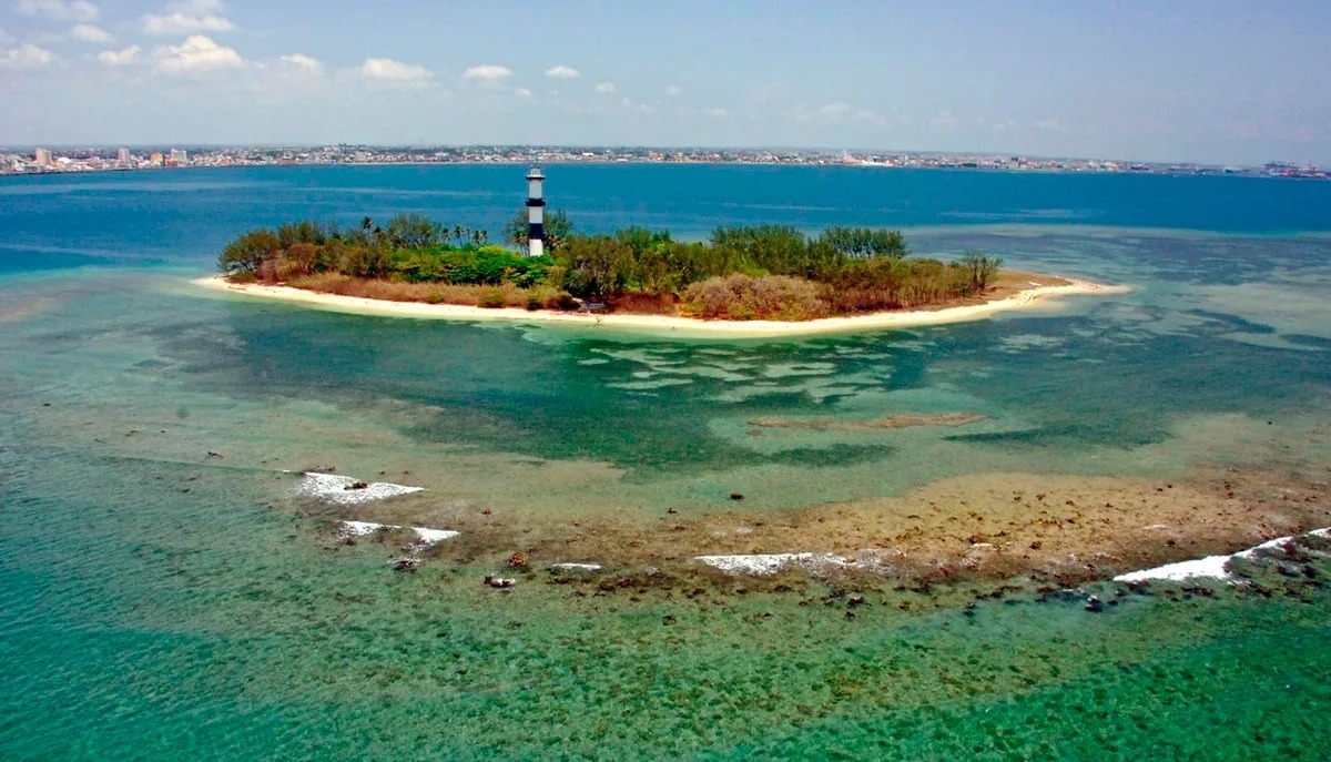 'Cancuncito' se conforma de un banco de arena blanca, lo que hace que su playa se asemeje a las de Cancún, Quintana Roo