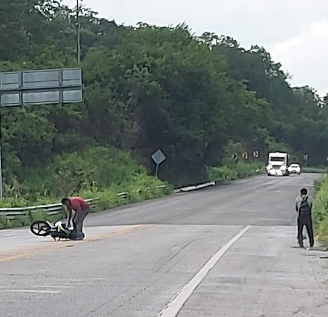 Motociclista se queda sin dos dedos tras derrapar en Escárcega