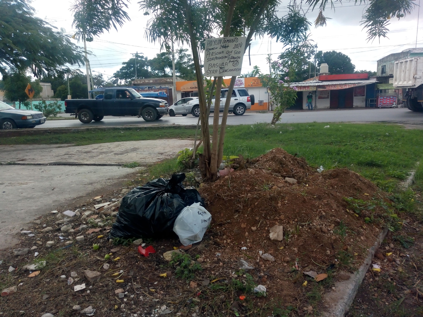 De acuerdo con los residentes del área, el Ayuntamiento pintó y saneó algunos parques del área, pero ignoró otras problemáticas como la falta de tapas en los desagües