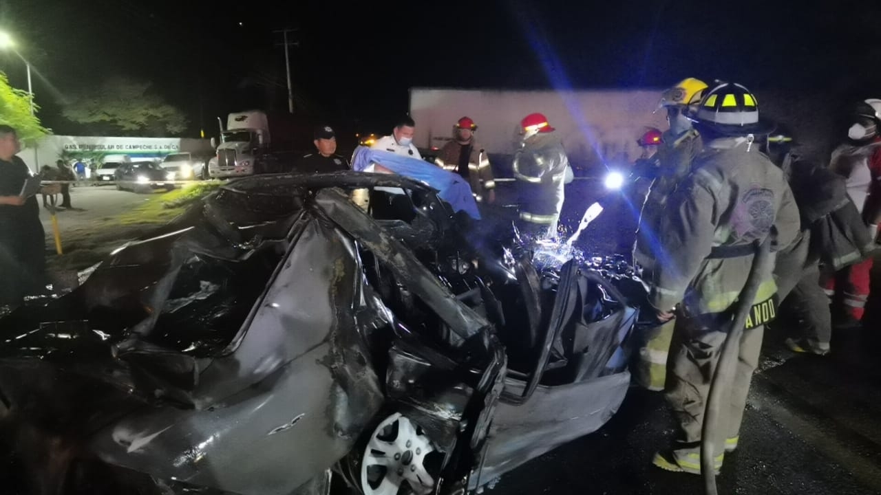 Conductor muere calcinado al estrellar su auto contra un tráiler en Campeche