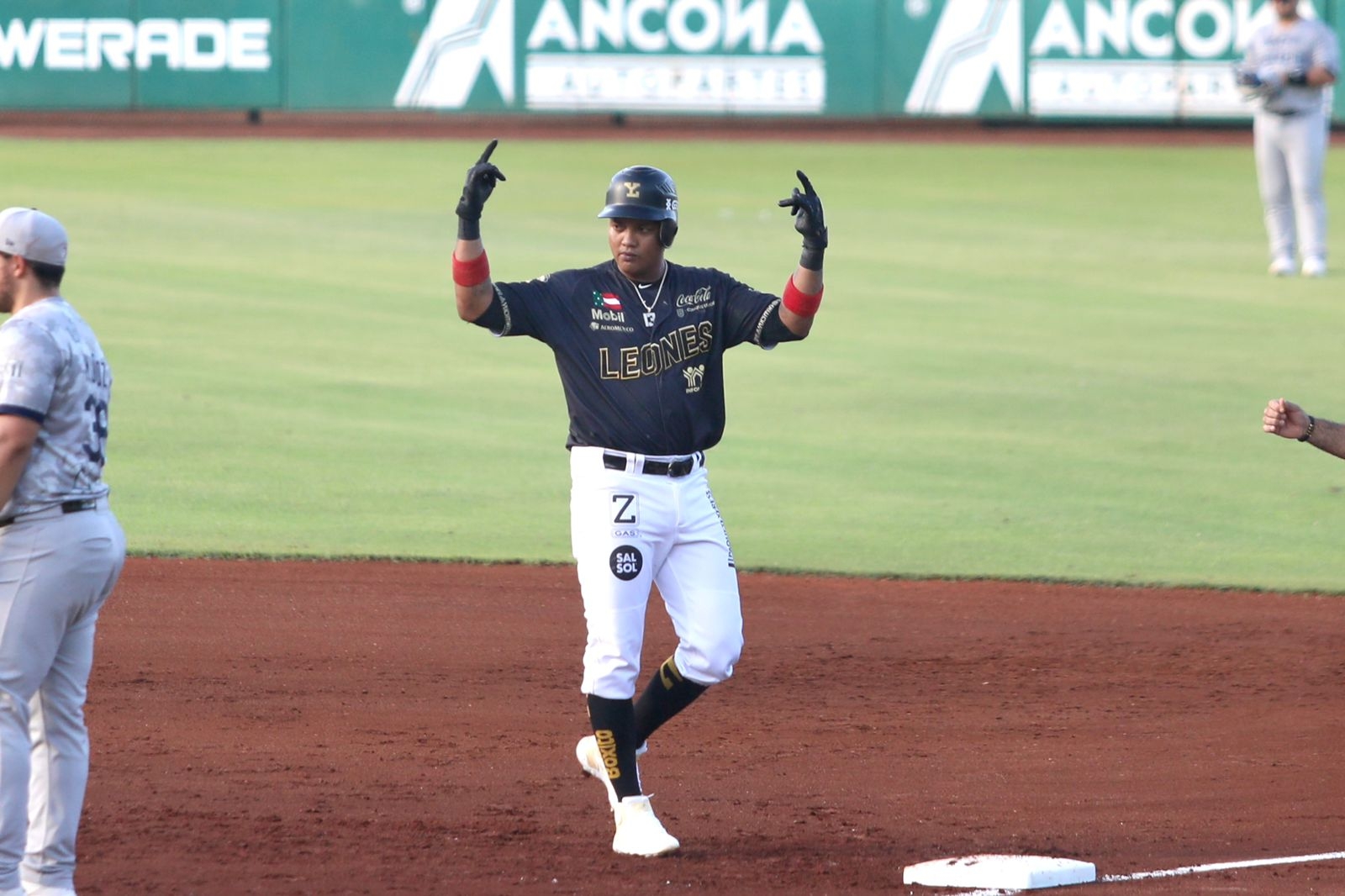 Leones de Yucatán vencen a los Rieleros de Aguascalientes en el Estadio Kukulcán