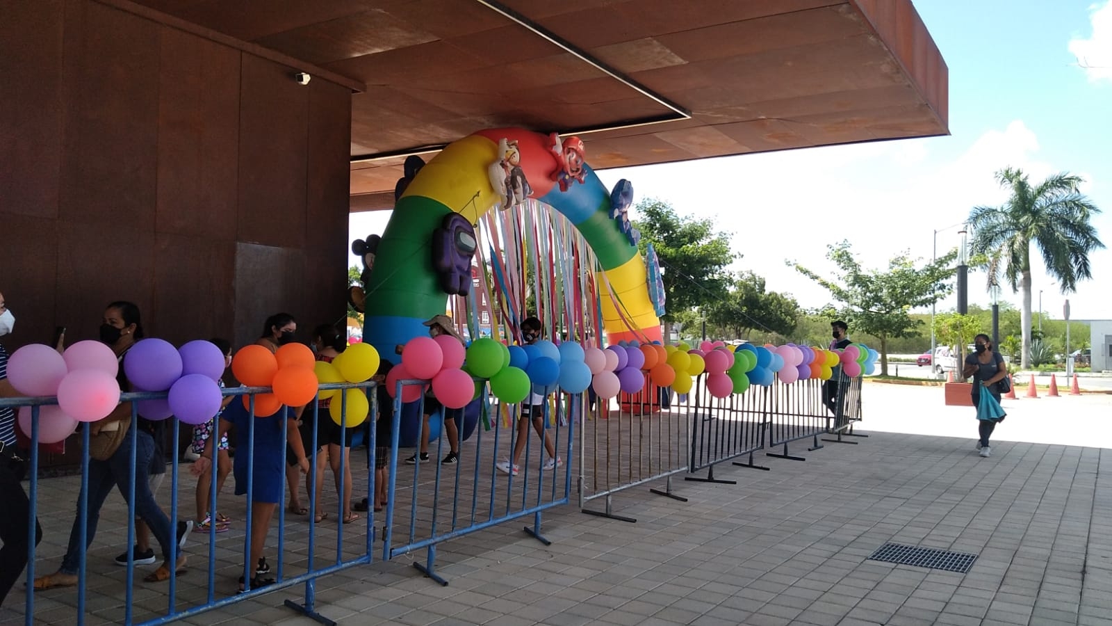 A fin de disminuir los nervios de los infantes, personal de vacunación colocó globos y música infantil