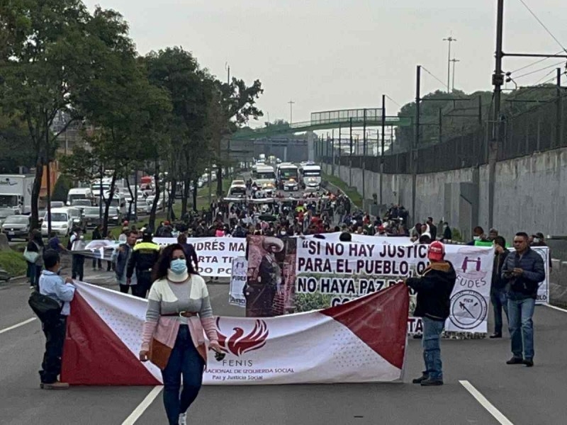 Manifestantes marchan sobre la Calzada Ignacio Zaragoza de CDMX