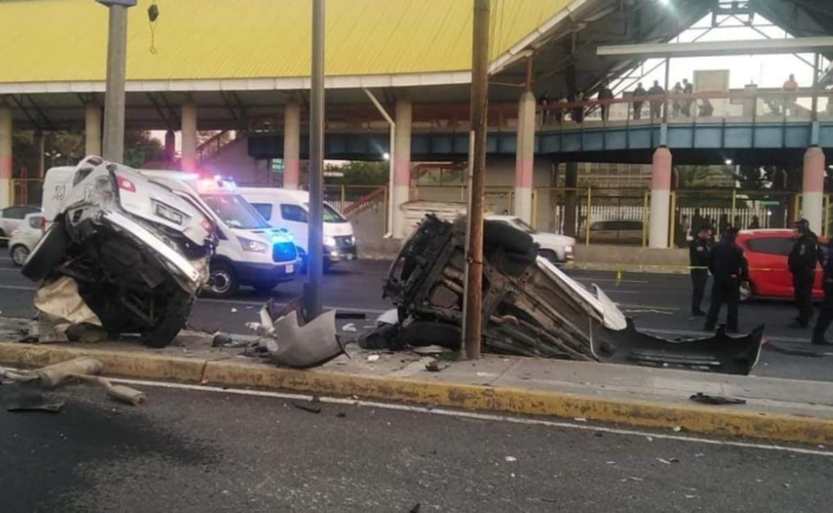 La camioneta fue pérdida total tras el accidente, y de entre sus fierros liberaron los cuerpos de las dos personas fallecidas, esto en GAM