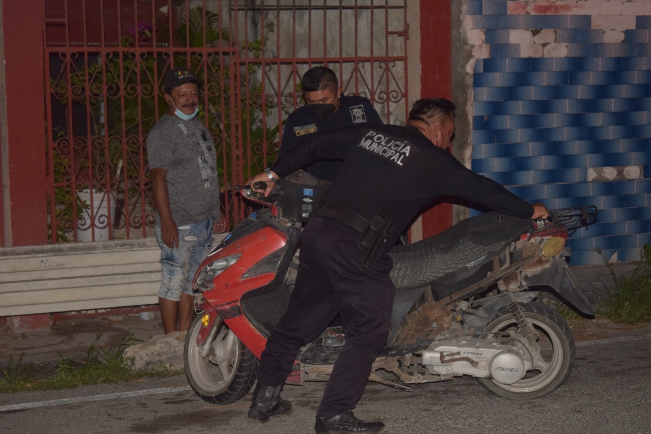 Una unidad tipo ambulancia llegó para atender a ambos por vía de los paramédicos en turno