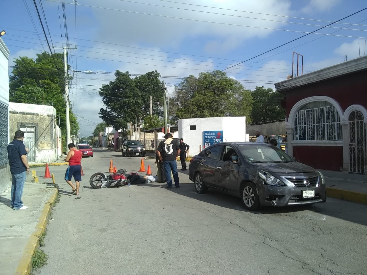 Accidente en el Centro de Mérida deja a pasajera de un auto y motociclista lesionados