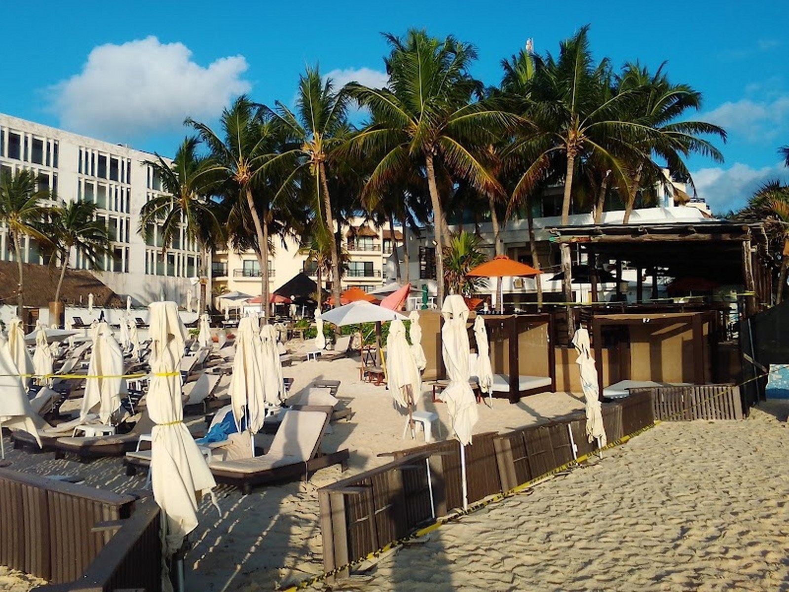Luego de la explosión, sólo siguieron en funcionamiento el bar y el área de camastros del Kool Beach Club en Playa del Carmen