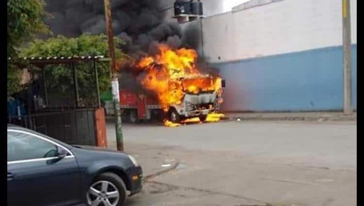 Suman 10 vehículos incendiados por un grupo armado en Michoacán