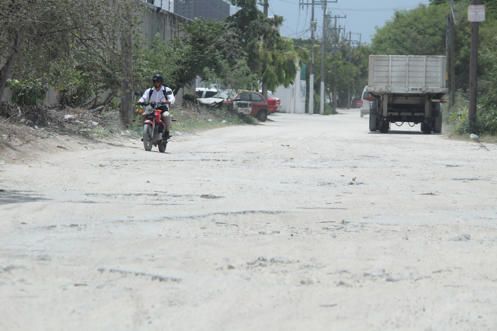 Hasta ayer, los automovilistas seguían utilizando las avenidas convencionales para dirigirse rumbo a Playa del Carmen; la obra inició hace una semana