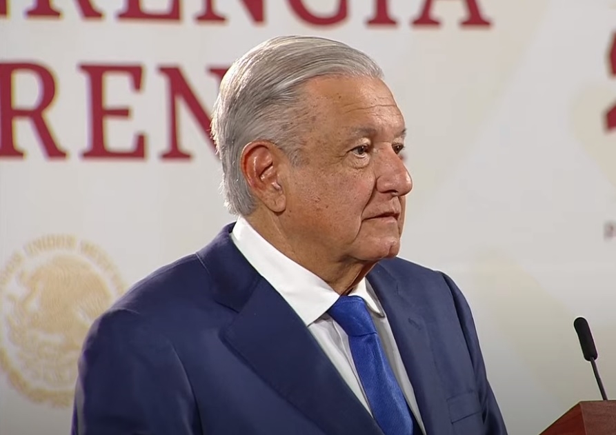 AMLO abre mañanera a conservadores; pide explicar desmantelamiento de la industria petroquímica