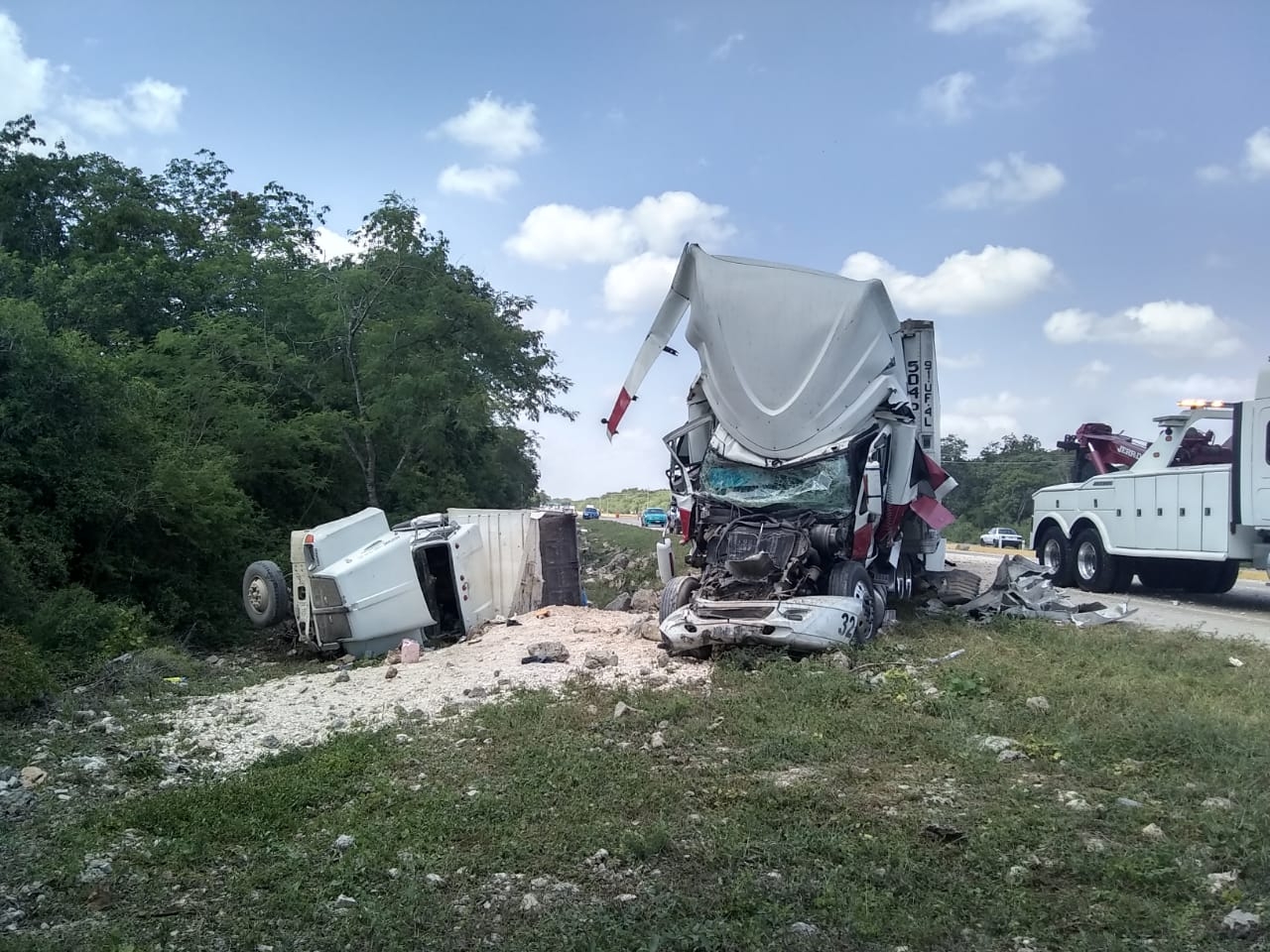 ¡Choque pesado! Tráiler se impacta contra un volquete en la Mérida-Campeche: EN VIVO