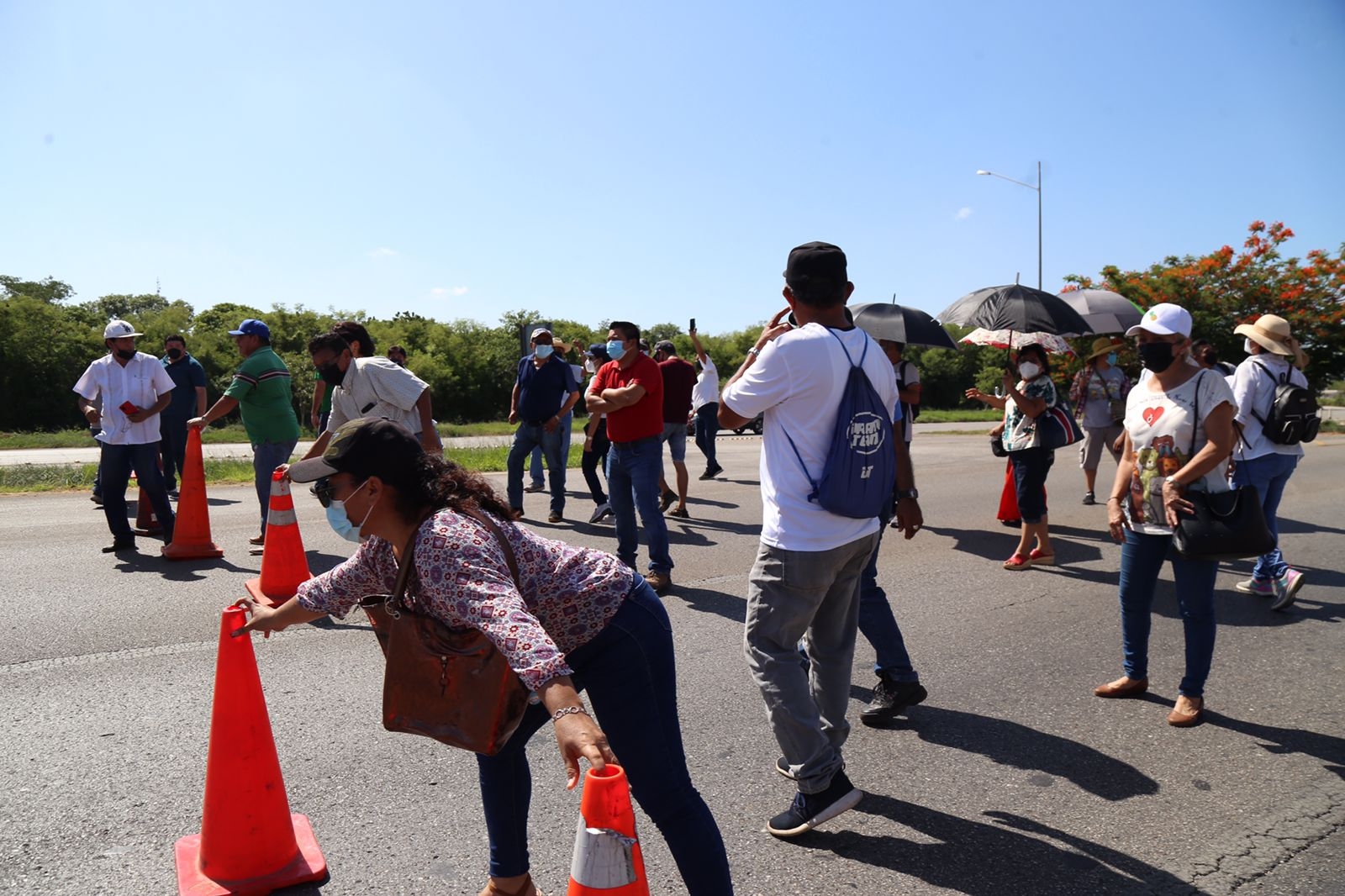 Trabajadores bloquean el Periférico de Mérida por discusión de la Ley del ISSTEY: EN VIVO