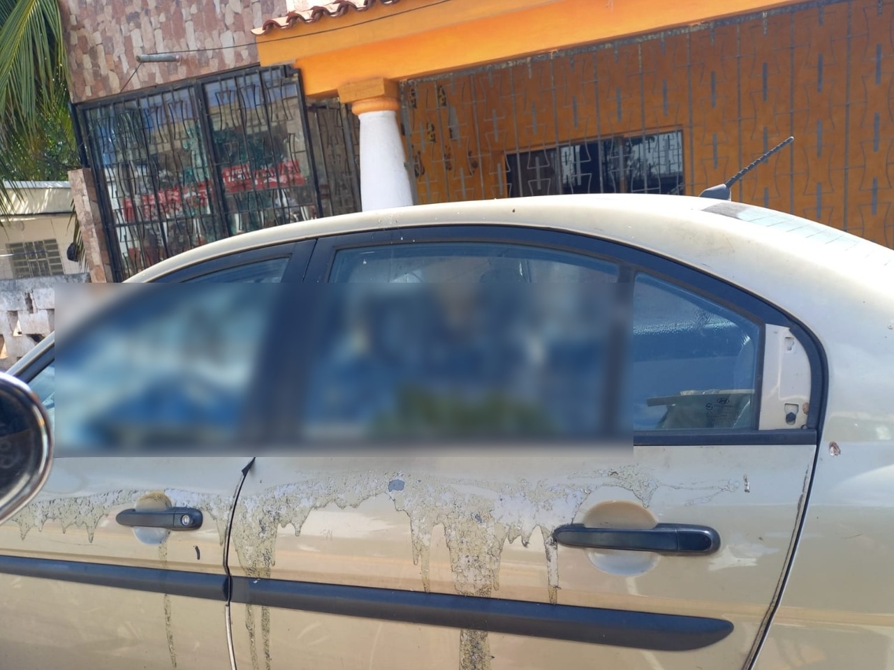 El coche fue retirado de la avenida principal de José María Morelos luego de que se reportara la aparición de un mensaje amenazador en sus cristales