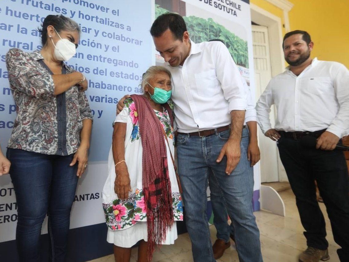 Mauricio Vila entrega apoyo a pacientes con cáncer y certificados de vivienda en Sotuta