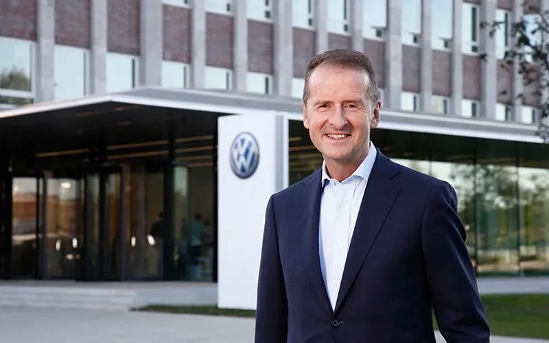 Volkswagen reveló que la salida de Herbert Diess de la Presidencia de la empresa se dio de munto acuerdo