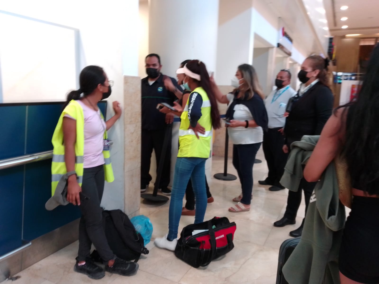 Personal de Asur indicó que los baños en el aeropuerto de Cancún estaban fuera de servicio, pero los turistas exigían que los reabrieran