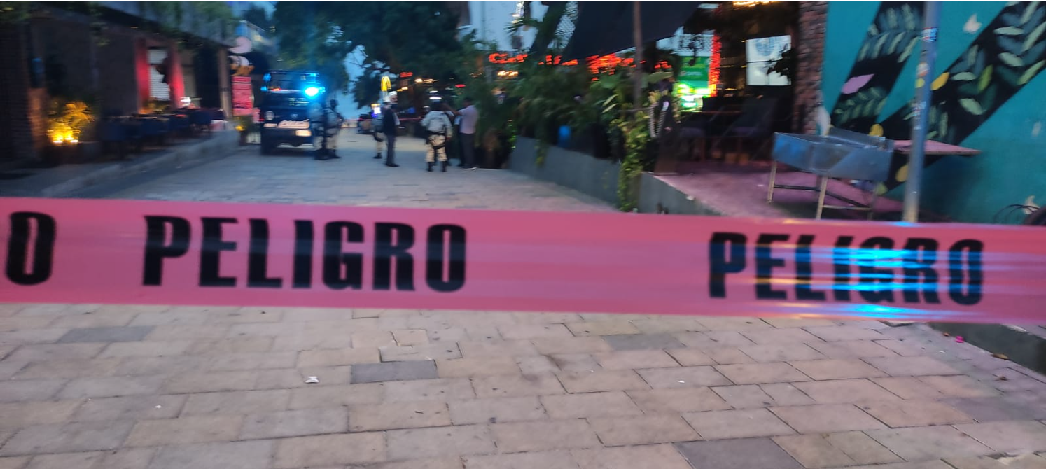 Balean a tres personas en la Quinta Avenida de Playa del Carmen