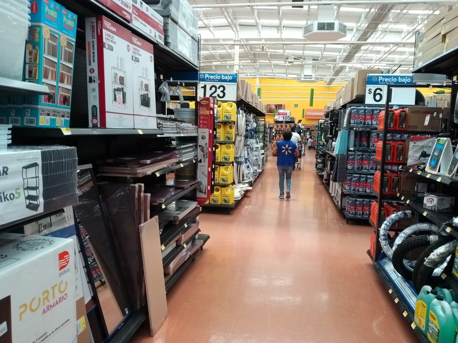 Empleado de Walmart capta a la "llorona" en video; usuarios dicen que es otra cosa