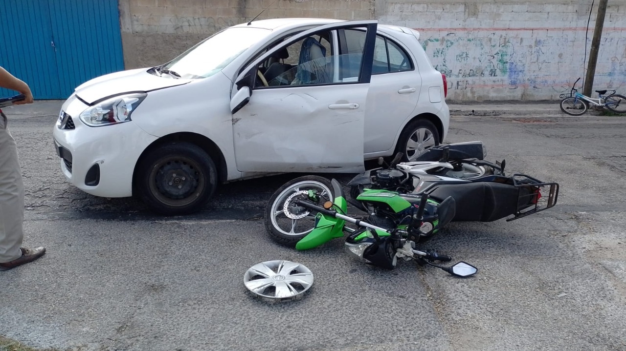 Motociclista termina con el brazo fracturado tras chocar contra un auto en Mérida