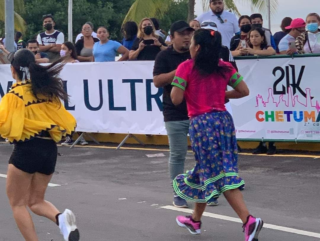 La atleta sorprendió a los asistentes, por su forma de vestir en la competencia de velocidad