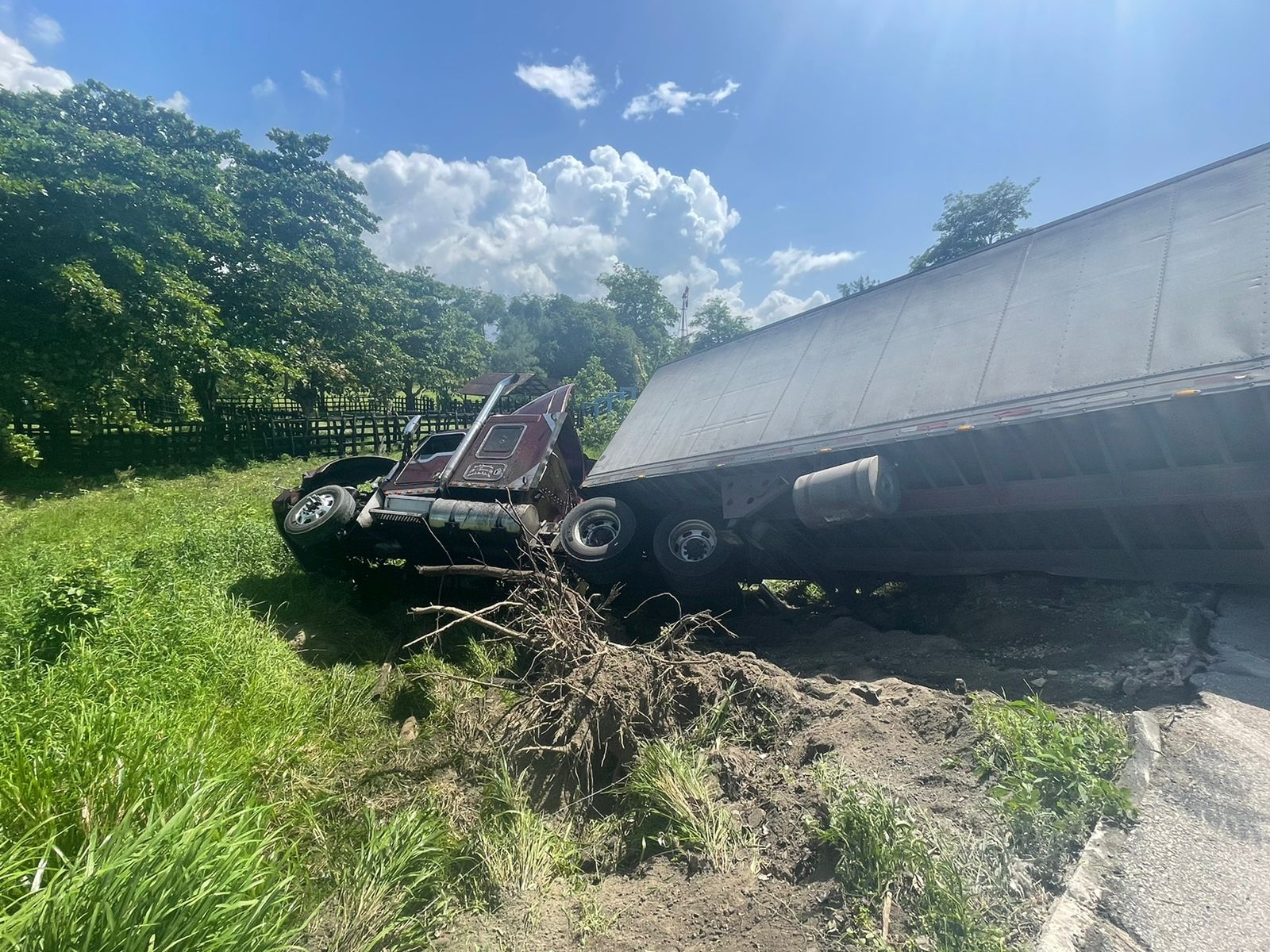 Tráiler se sale de la carretera en el tramo Nuevo Progreso - Ciudad del Carmen